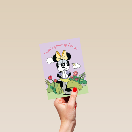 Minnie Mouse geniet op kamp