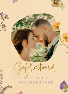 fotokaart voor pas getrouwd stel met bloemen