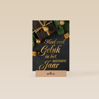 nieuwjaarskaart met gouden tekst en cadeaus