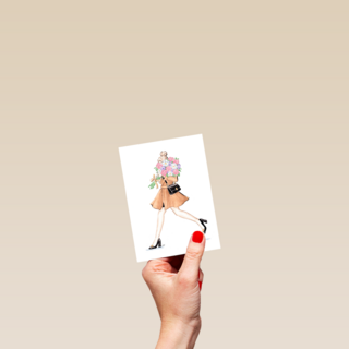 Blanco kaart van een jonge vrouw met bloemen