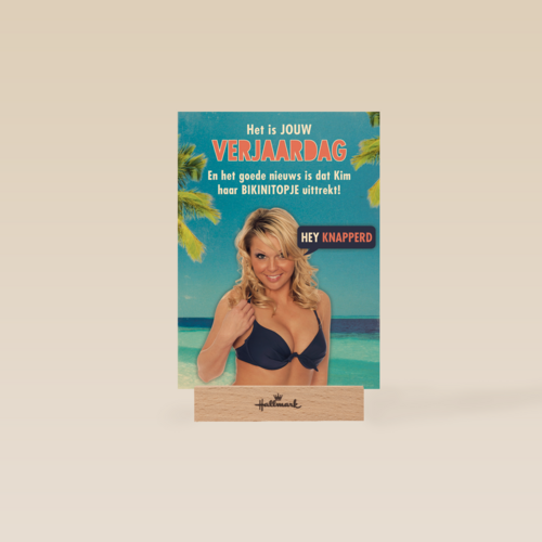 kim trekt haar bikinitopje uit