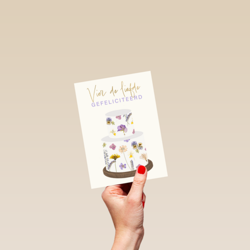 huwelijkskaart met grote taart en de tekst vier de liefde gefeliciteerd