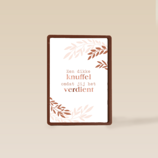 een dikke knuffel met metallic bladeren