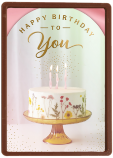 Taart met kaarsjes en happy birthday
