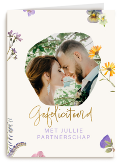 fotokaart voor pas getrouwd stel met bloemen
