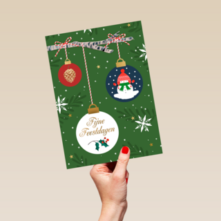 Klassieke kerstkaart met kerstballen