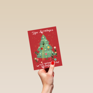 kerstboom wordt opgetuigd door elven