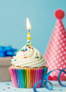 Ansichtkaart verjaardag cupcake met kaarsje