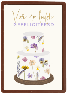 huwelijkskaart met grote taart en de tekst vier de liefde gefeliciteerd