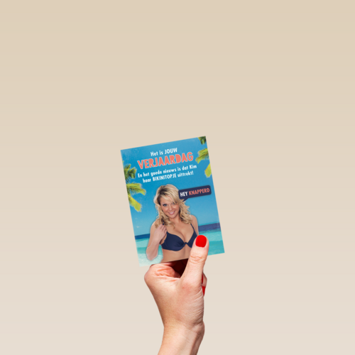 kim trekt haar bikinitopje uit