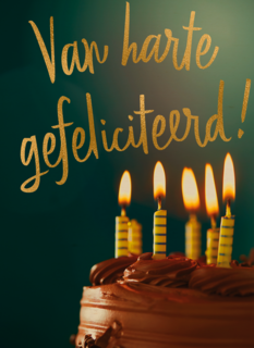 verjaardag kaart van harte gefeliciteerd taart met kaarsjes