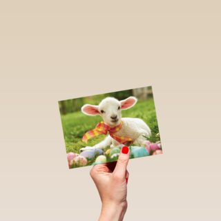 schattig lammetje met een sjaaltje en paaseitjes om zich heen