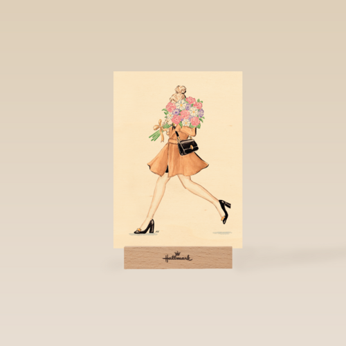 Blanco kaart van een jonge vrouw met bloemen