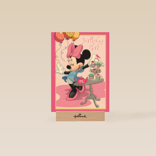 minnie mouse deelt cupcakes uit