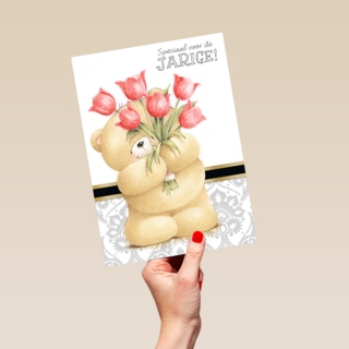 beer met boeket rode tulpen
