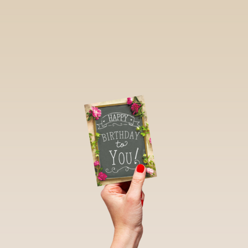 krijtbord omringd met bloemen