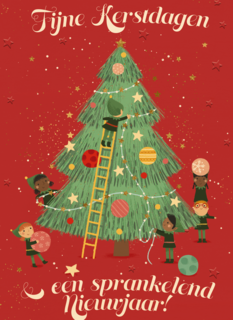 kerstboom wordt opgetuigd door elven