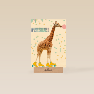het is feest met giraffe met rolschaatsen