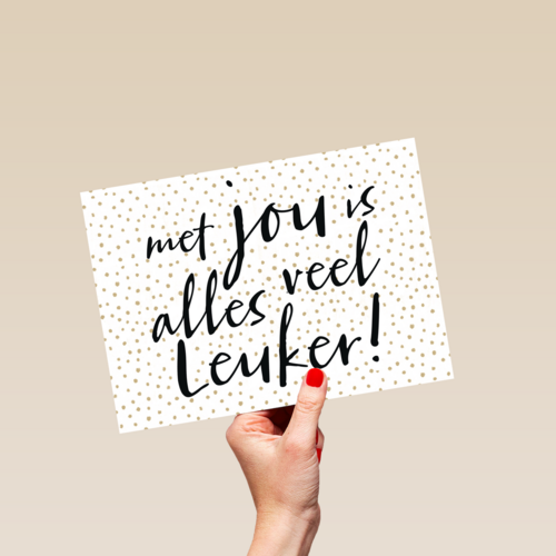 een kaart met de lieve tekst met jou is alles veel leuker