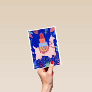 Verjaardagskaart tiener meisje lama met cadeautjes