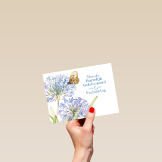 paarse bloemen met vlinder