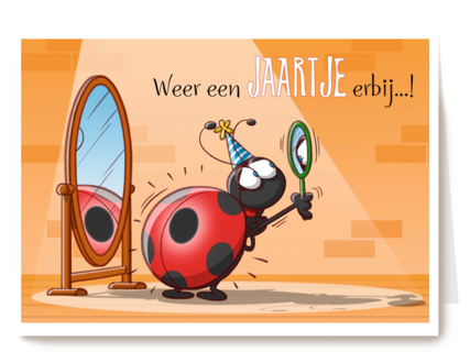liefheersbeestje voor de spiegel
