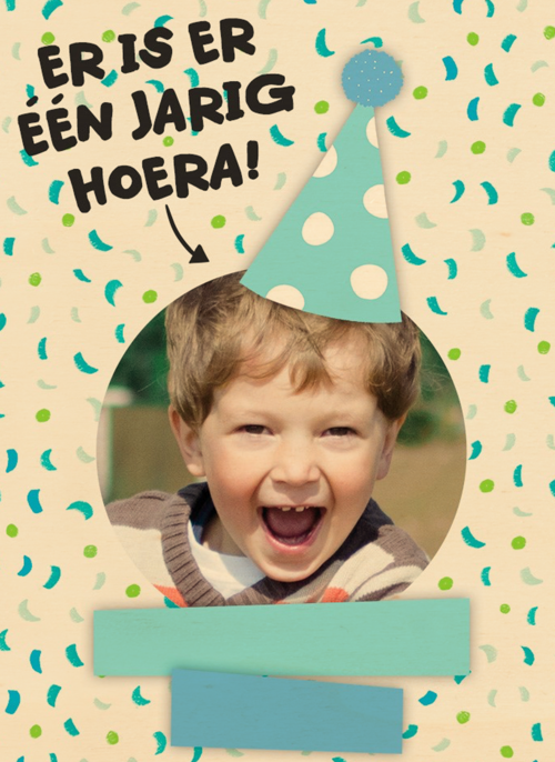 een blauwe fotokaart met feesthoed