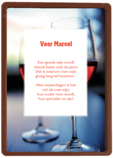 proosten op je verjaardag met twee glazen rode wijn