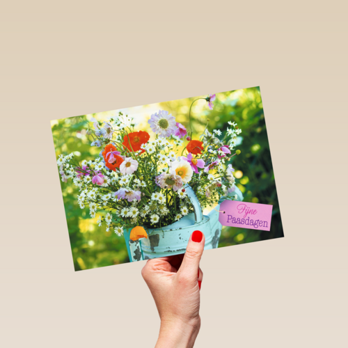 Bloemen in een gieter fijne paasdagen