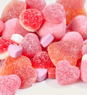 Boeket Bloemen Valentijn met Snoepkusjes en Knuffels