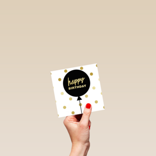 een gouden happy birthday ballon