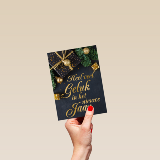 nieuwjaarskaart met gouden tekst en cadeaus