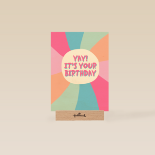 Verjaardagskaart tiener meisje en vrouw hip Yay it is your birthday