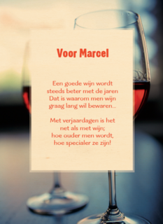 proosten op je verjaardag met twee glazen rode wijn