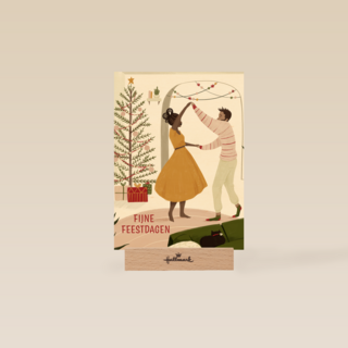 Kerstkaart dansen bij de kerstboom