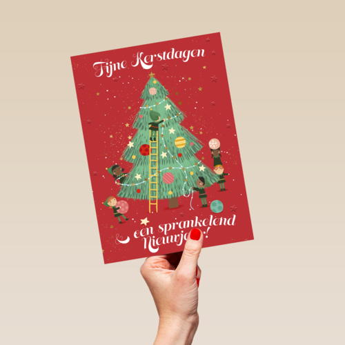 kerstboom wordt opgetuigd door elven