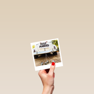 Trouwkaart auto met just married Polaroid