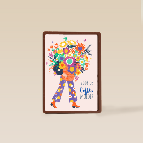 Een moeder met bloemen