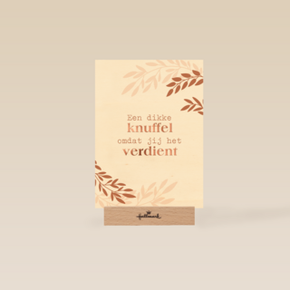 een dikke knuffel met metallic bladeren