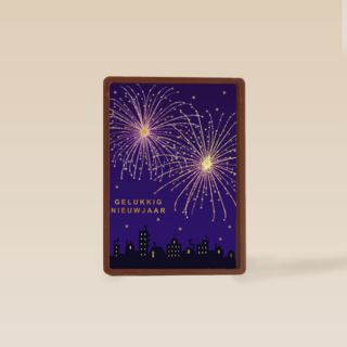 nachtelijke skyline met vuurwerk voor nieuwjaar