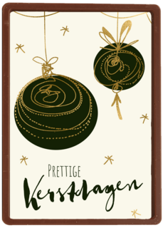 kerstballen met goud op gele achtergrond