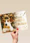 hond met strik en hoed bij kerstboom