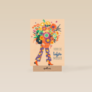 Een moeder met bloemen