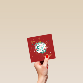 Rode kerstkaart met kerstbal