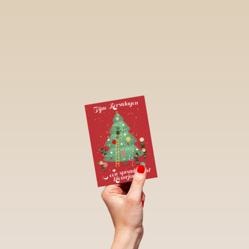 kerstboom wordt opgetuigd door elven
