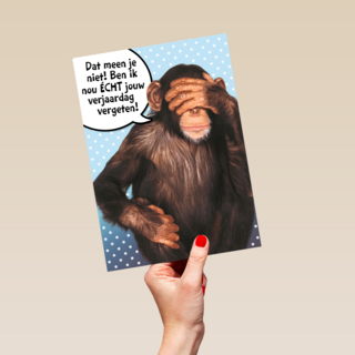 aap met hand voor zijn ogen