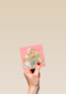 Een taart met confetti en Happy Birthday