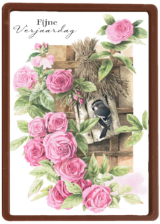 vogel in vogelhuisje tussen rozen