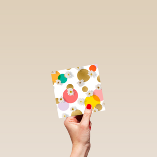 Blanco kaart bloemen en confetti