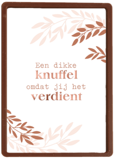 een dikke knuffel met metallic bladeren